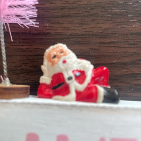 Christmas Kitch Flamingo Decor - Picture 5 of 7